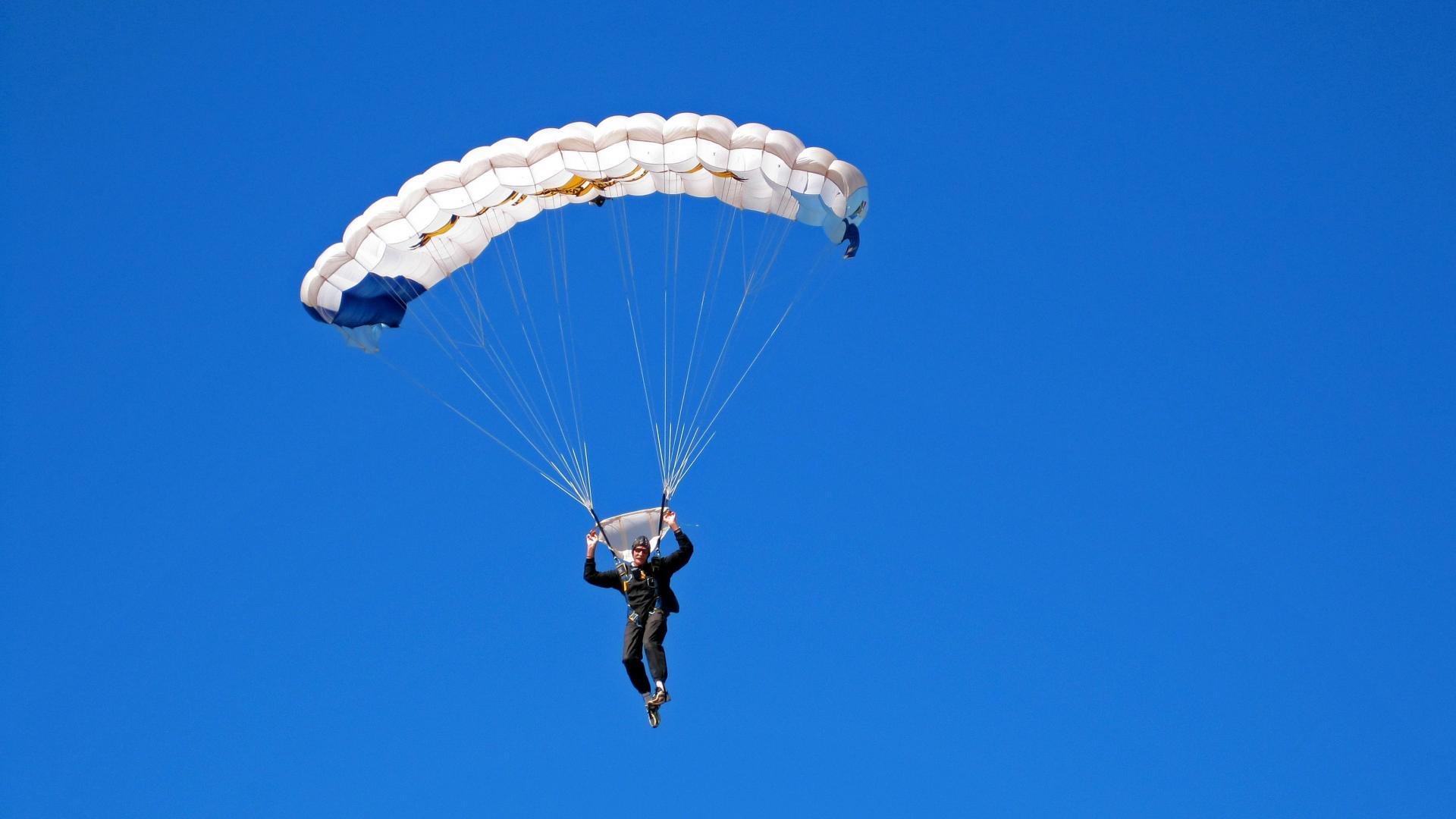 开云体育网页版-麦基翁冲线时刻引发现场欢呼，麦基翁多大